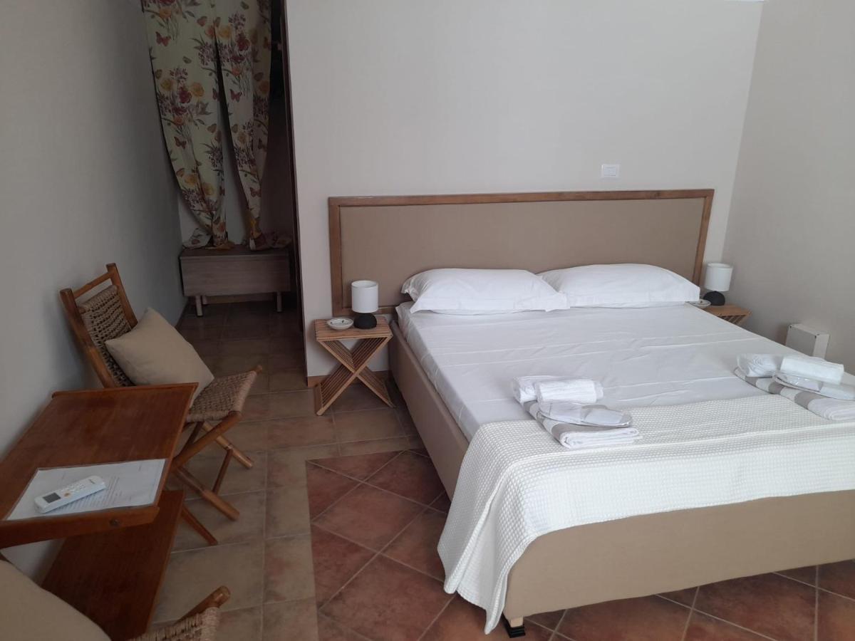 Cottage La Roccia Merine Exterior photo